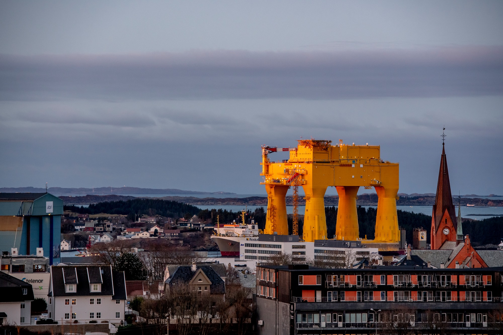 Dolwin epsilon platform towering over the dock in Haugesund.jpg