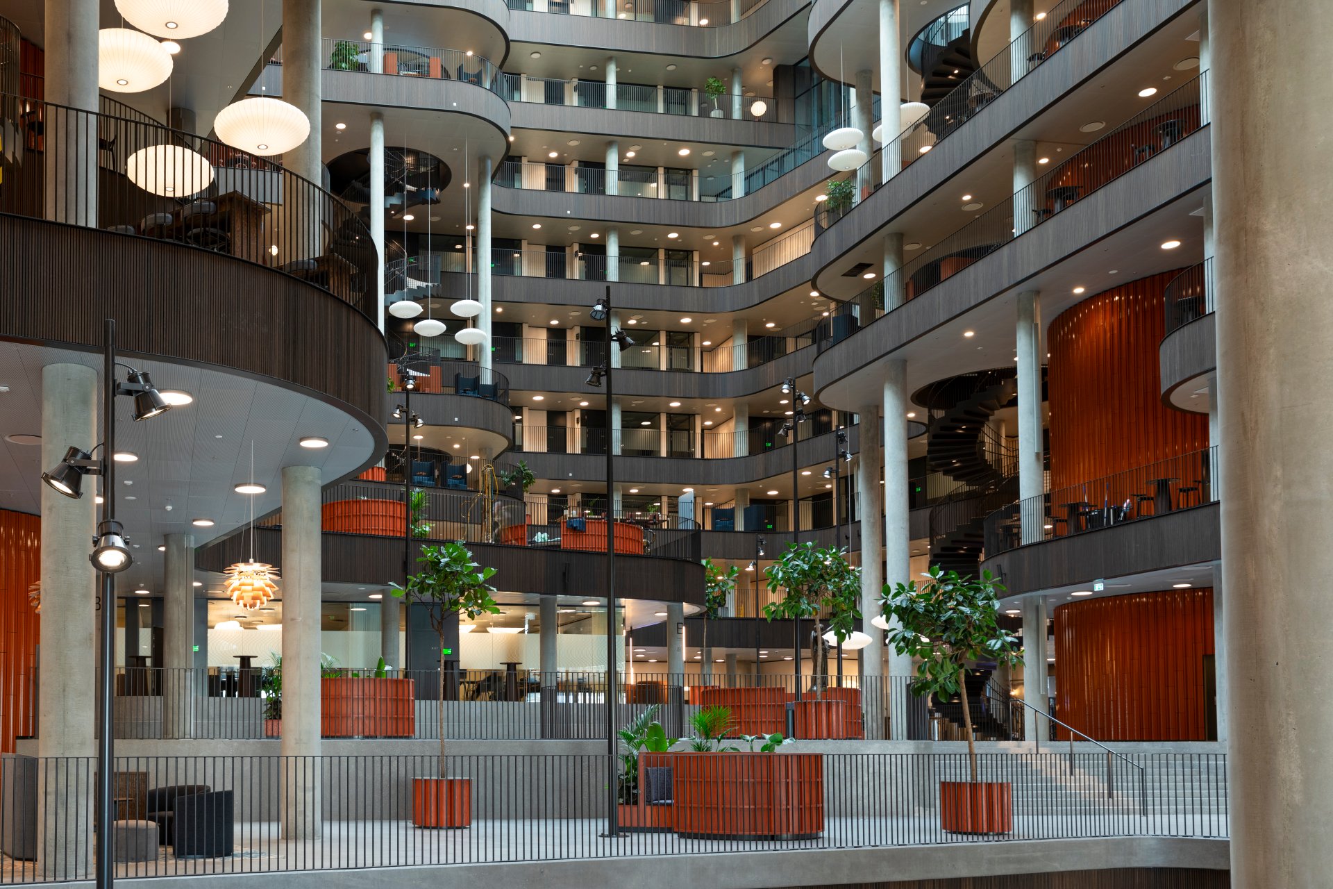 Danske Bank har valgt Luxo Motus Flat som deres bordlampe