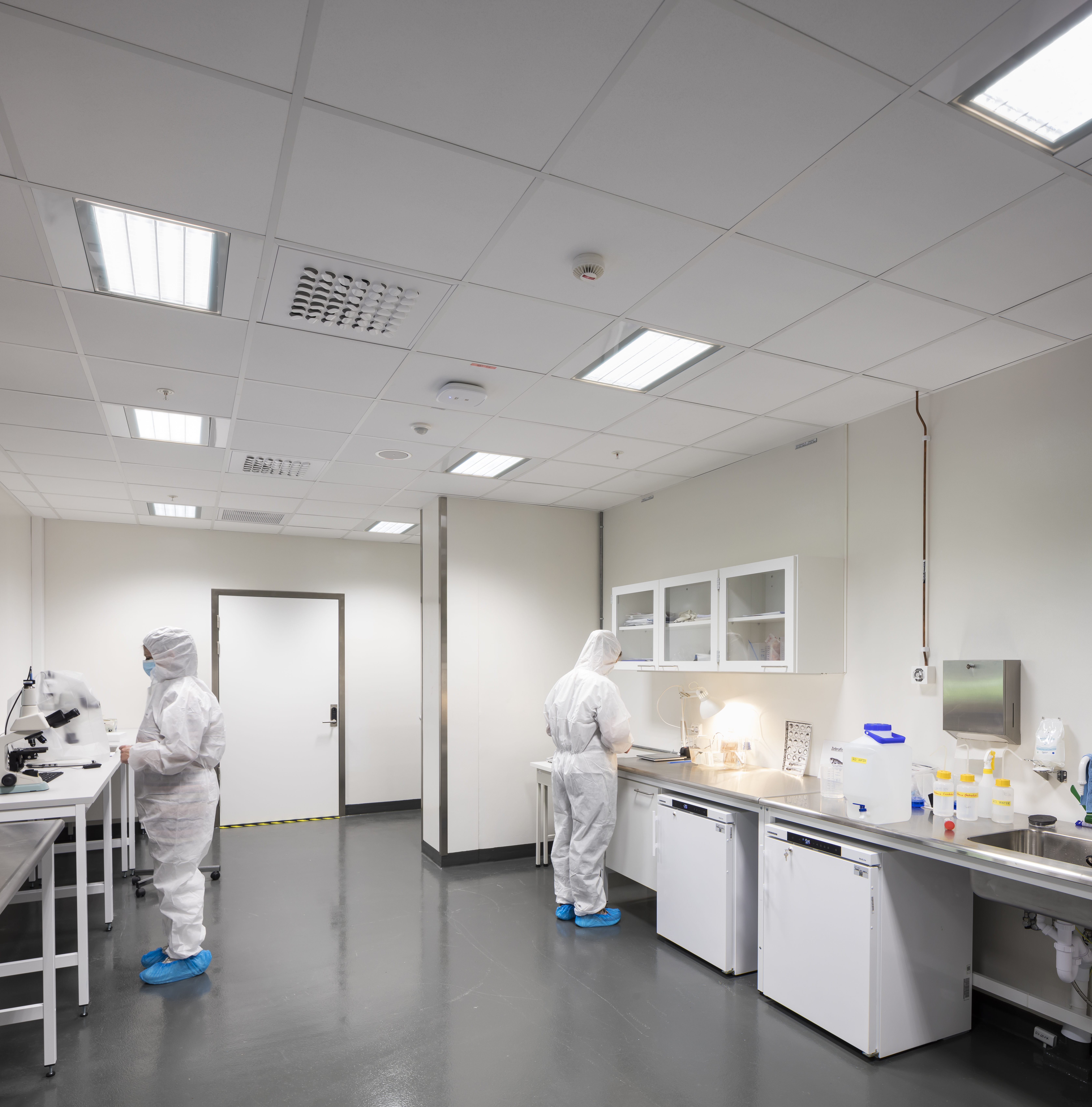 Laboratory with modular luminaires in the ceiling