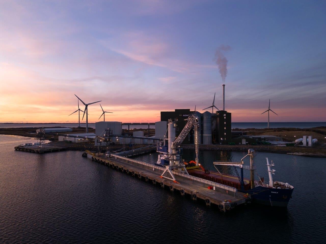 Glamox hjelper Mowi med energieffektiv belysning til bærekraftig produksjon av fiskefôr