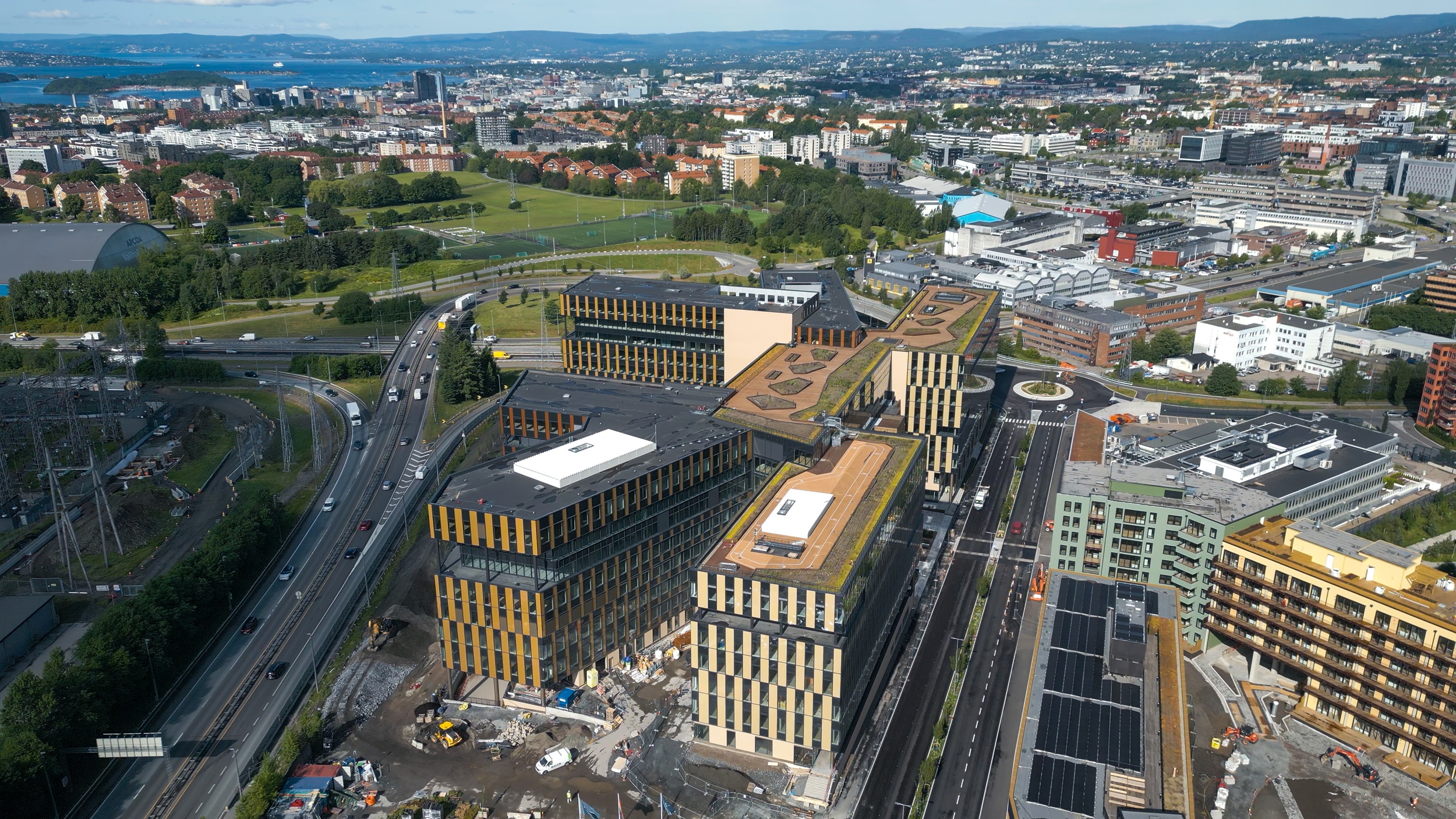 Mer enn halverer tid for idriftsetting av lys i stor leveranse til Construction City