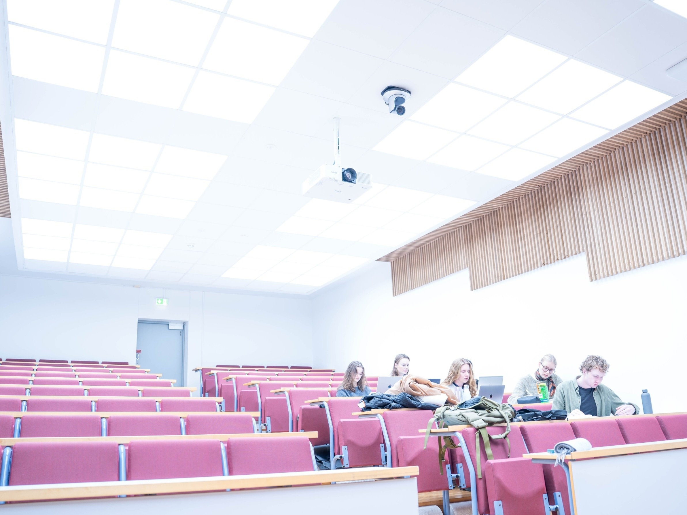 Uni of Bergen lecture hall with HCL luminaires from Glamox.jpg
