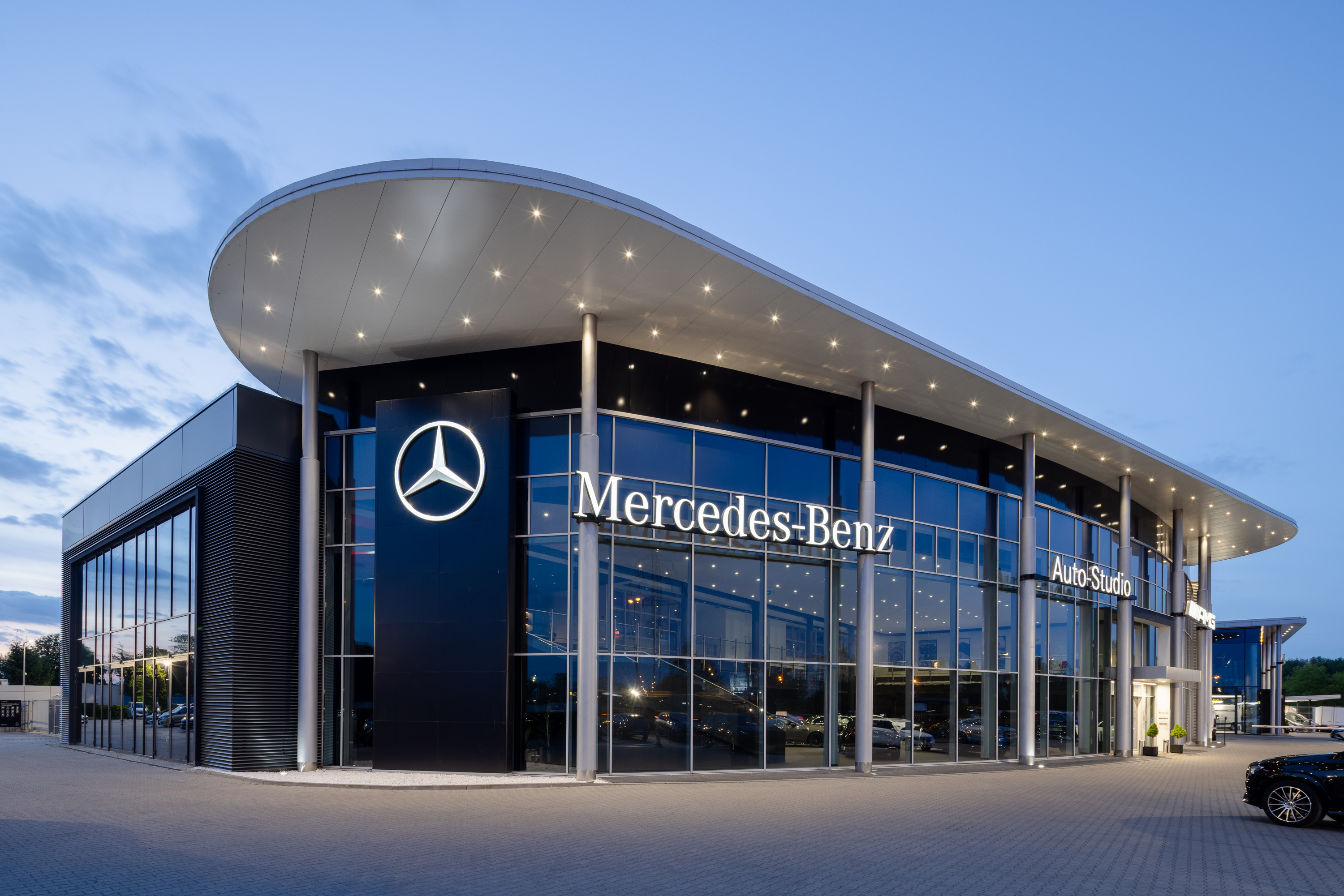De prestige van de Mercedes-Benz showroom in Łódź in de schijnwerpers zetten