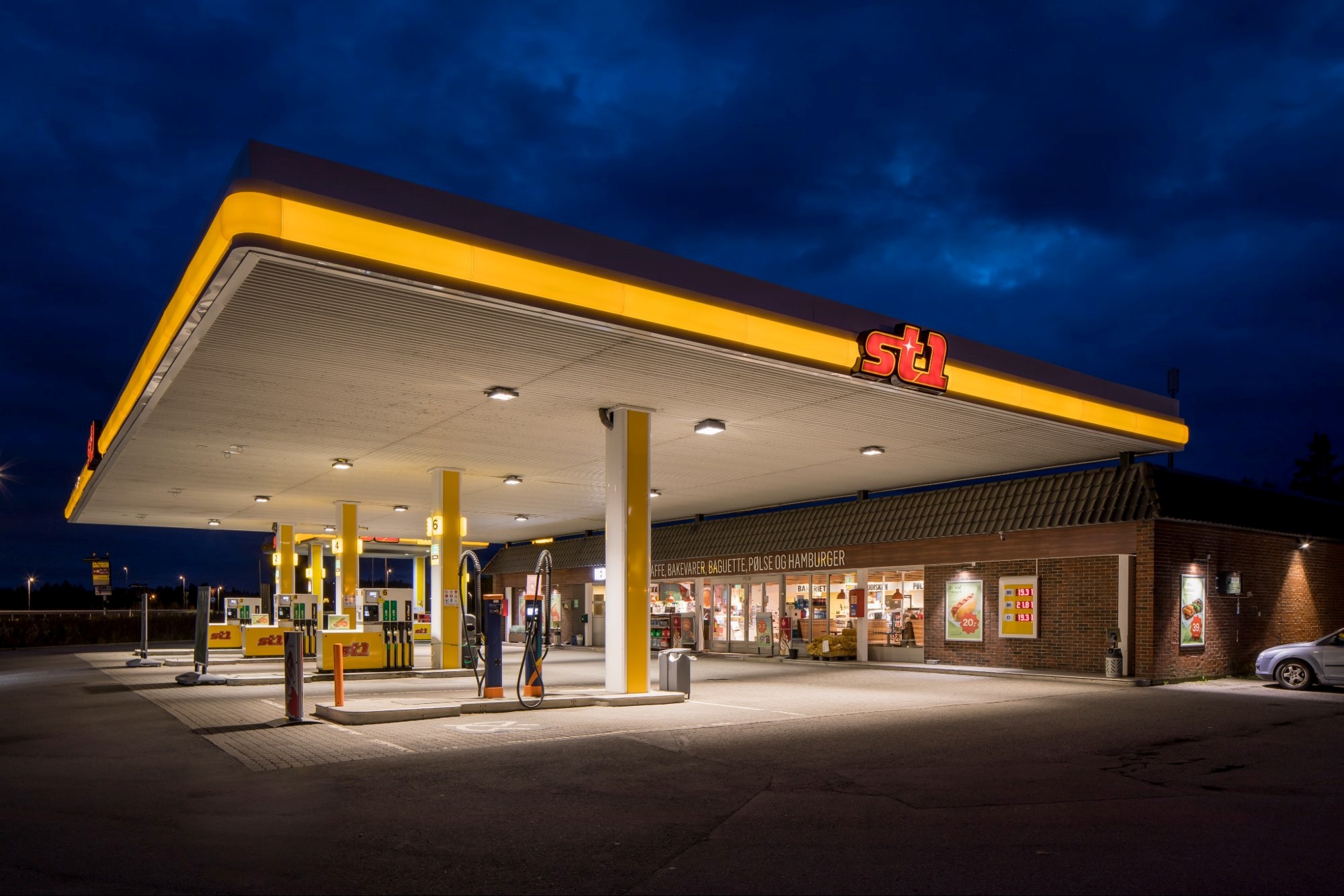 Glamox leverer energieffektiv belysning til St1s energistasjoner